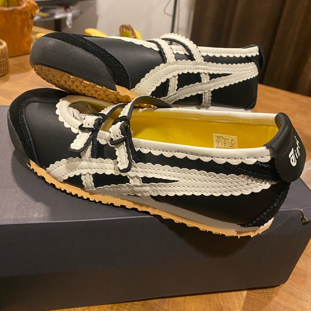 Onitsuka Tiger by Asics Women's Black and Cream Sneakers